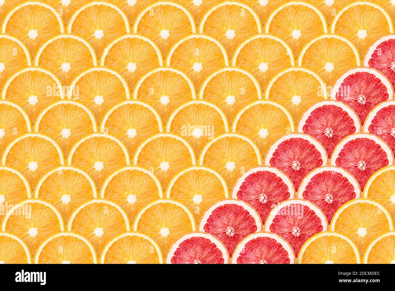 Viele frische orange Scheiben Hintergrund mit diagonalen Grapefruit Streifen Stockfoto