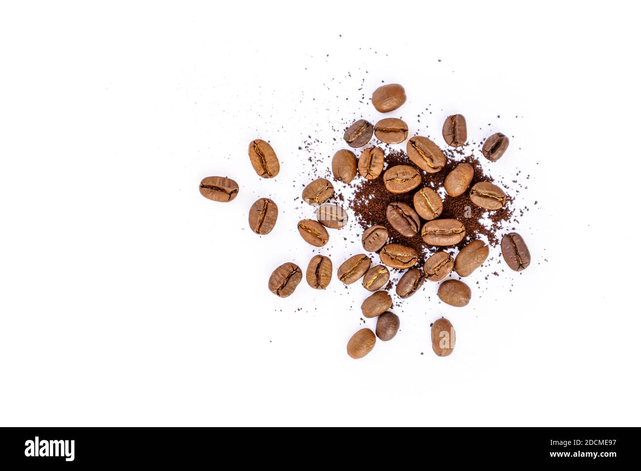 Geröstete Kaffeebohnen mit gemahlenem Kaffee auf weißem Hintergrund Stockfoto