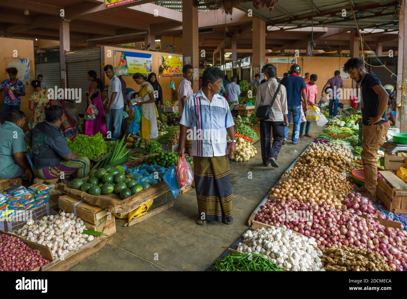 TRINCOMALEE, SRI LANKA - 11. FEBRUAR 2020: Auf dem städtischen Lebensmittelmarkt. Stockfoto