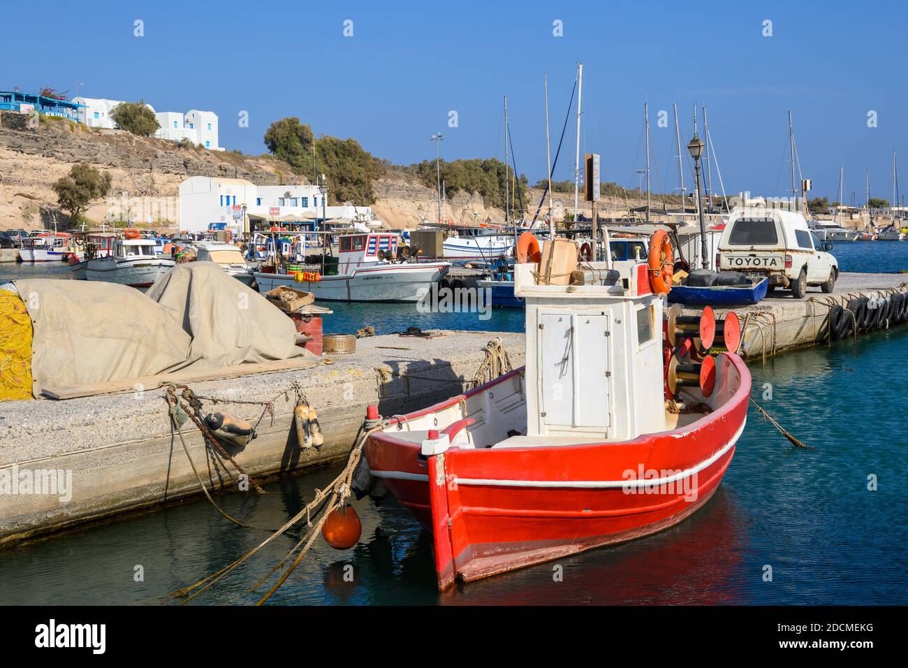 Santorini, Griechenland - 16. September 2020: Vlychada Port, genannt Fisherman's Haven, einer der drei großen Häfen in Santorini. Griechenland Stockfoto