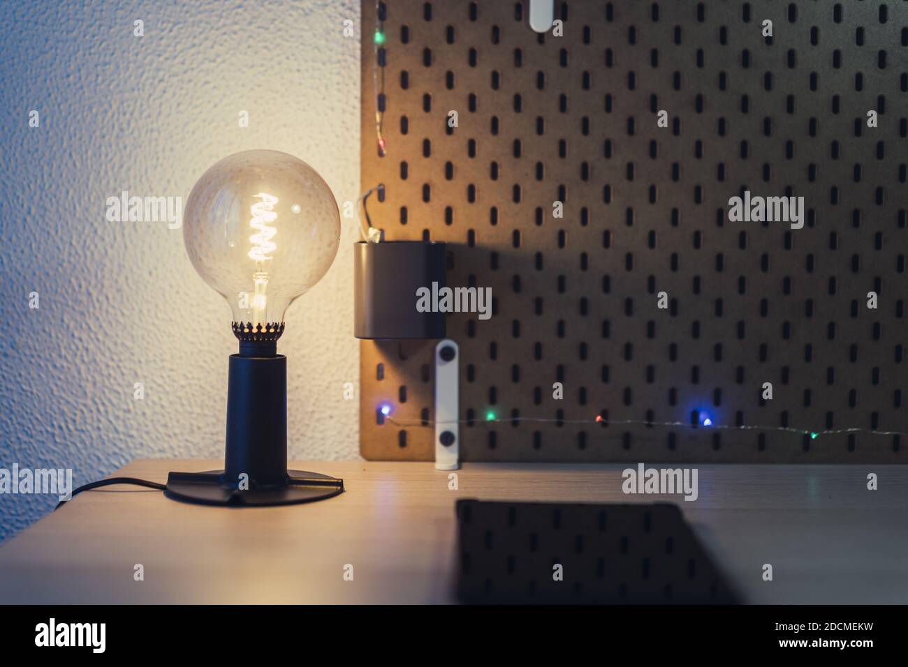 Eine Nahaufnahme einer dekorativen Glühbirne Lampe an Ein Nachttisch Stockfoto