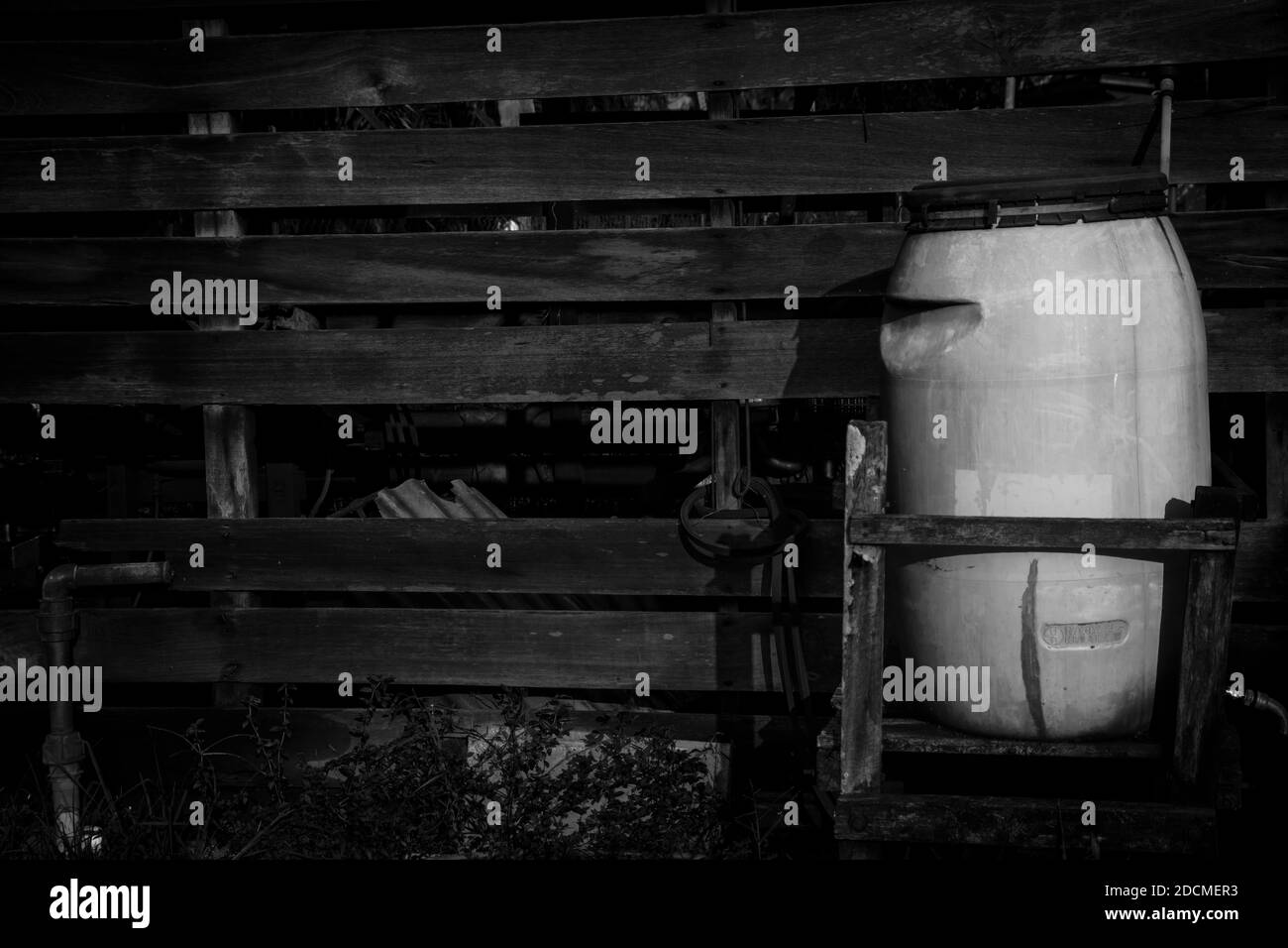Eine alte Trommel, die für die Wasserhaltung in einem alten Bauernhaus verwendet wurde. Stockfoto