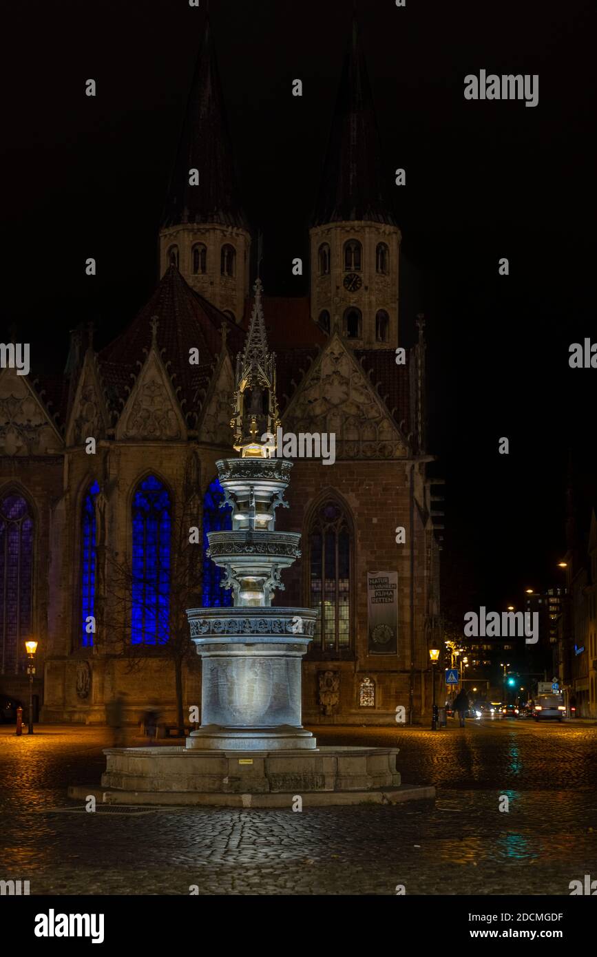 'Marien' -Brunnen auf dem alten Stadtmarkt in Braunschweig wurde bereits 1408 enthüllt. Es ist eines der internationalen Wahrzeichen der Stadt. Stockfoto