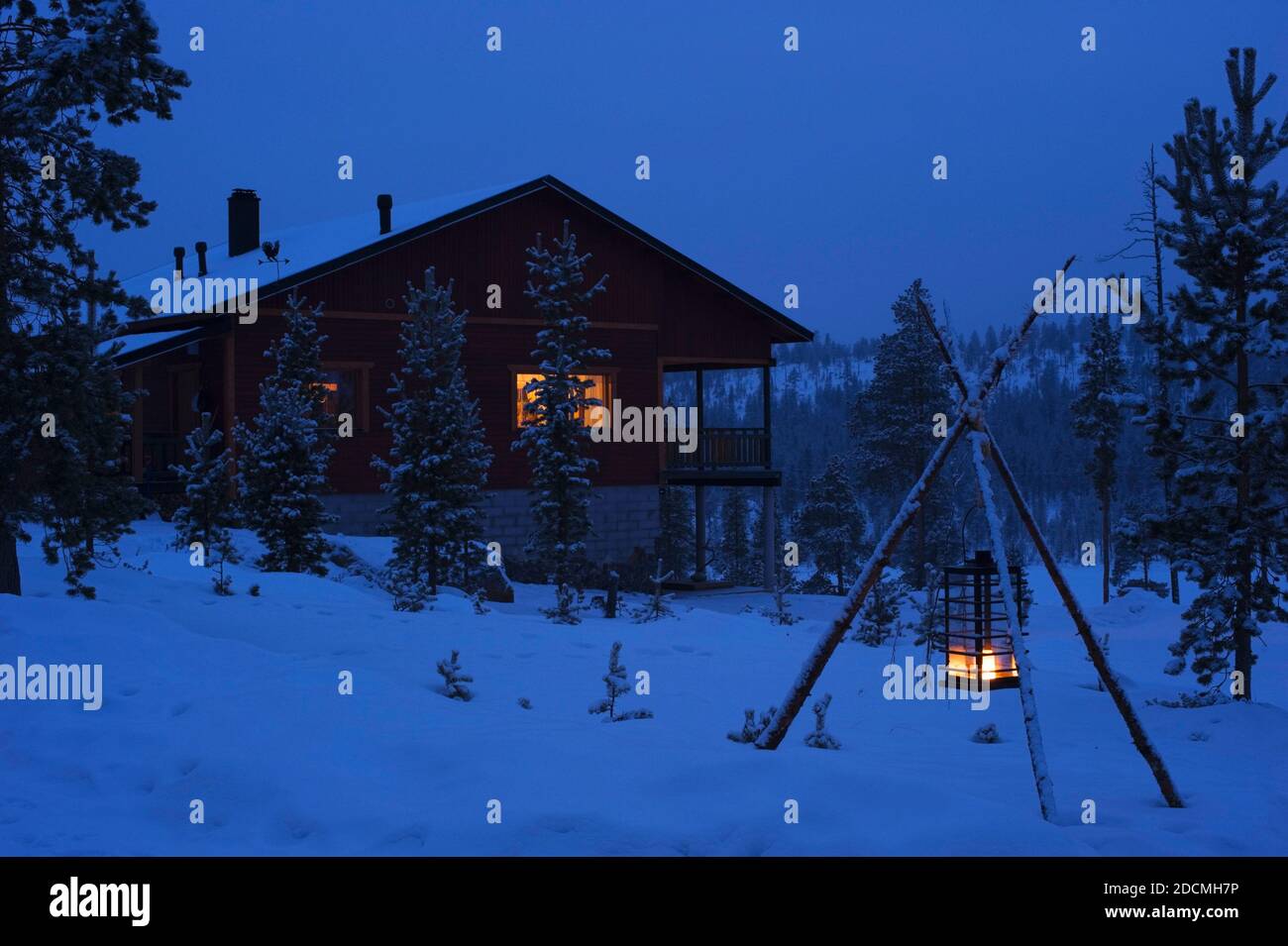 Haus in verschneite Landschaft bei Dämmerung. Winterlandschaft, Lappland, Finnland. Stockfoto
