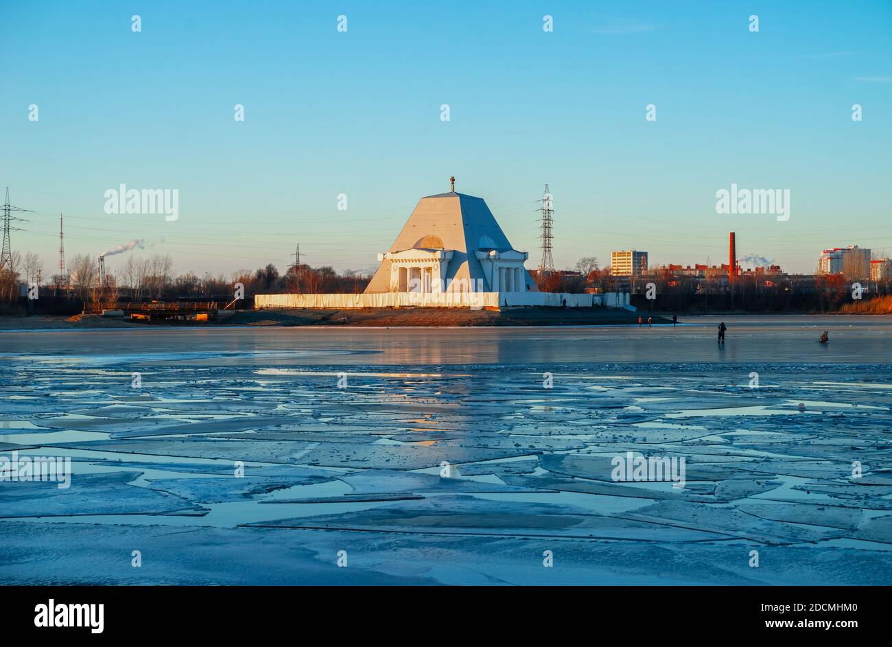 Sonnenuntergangspanorama des Flusses Kazanka. Gedächtniskirche für die Soldaten starb während der Einnahme von Kasan im Jahr 1552. Stockfoto