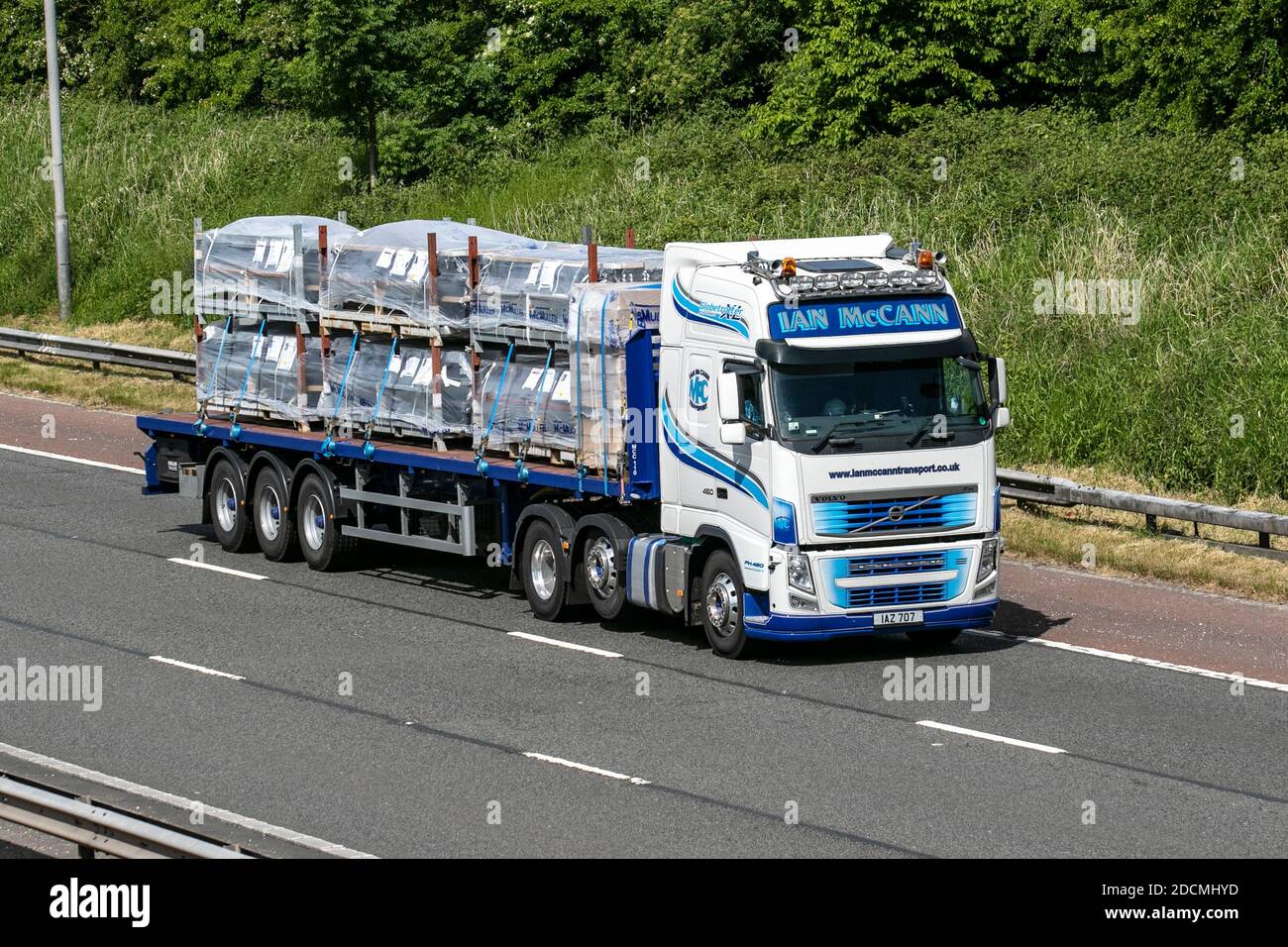 Ian McCann Speditions Delivery Trucks, LKW, Schwerlastfahrzeuge, Transport, LKW, Frachtführer, Volvo FH 460 Vehicle, European Commercial Transport industry LKW, M6 in Manchester, UK Stockfoto