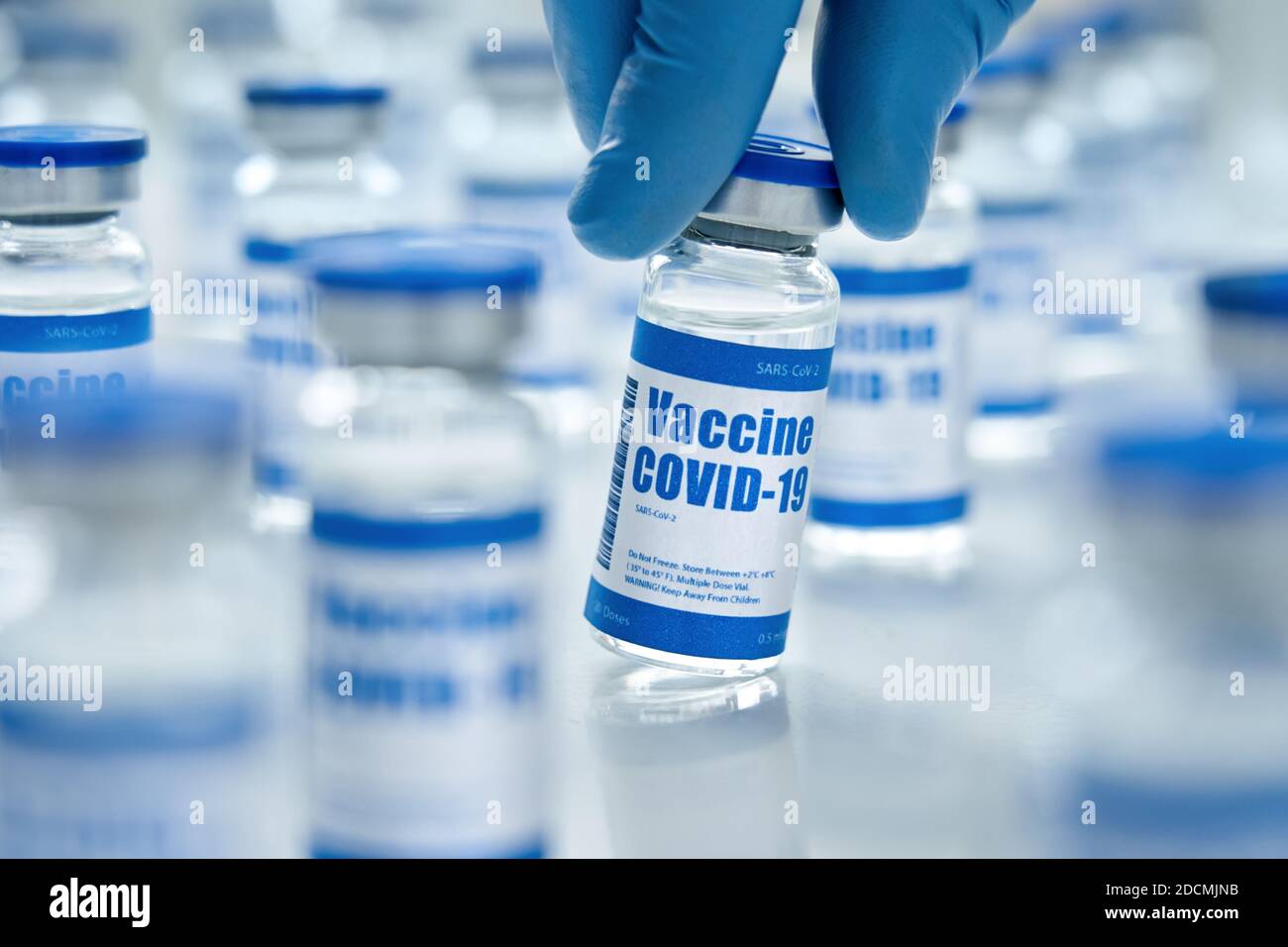 Covid 19 Impfstoffflaschen, Corona Virus Cure Herstellungskonzept. Stockfoto