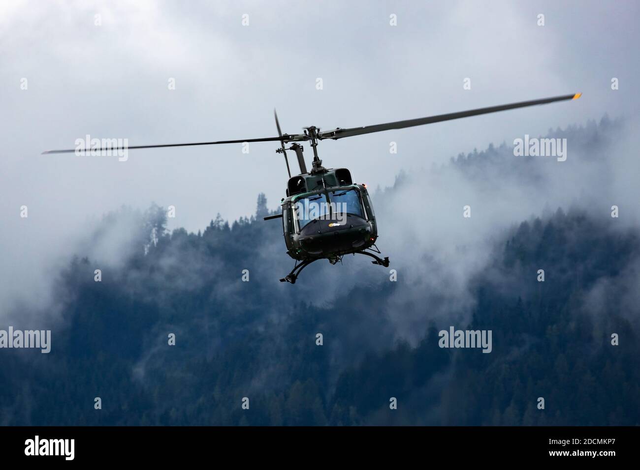 Zeltweg / Österreich - 6. September 2019: Österreichische Luftwaffe Agusta Bell ab-212 5D-HR fliegt auf dem Zeltweg Air Base Stockfoto