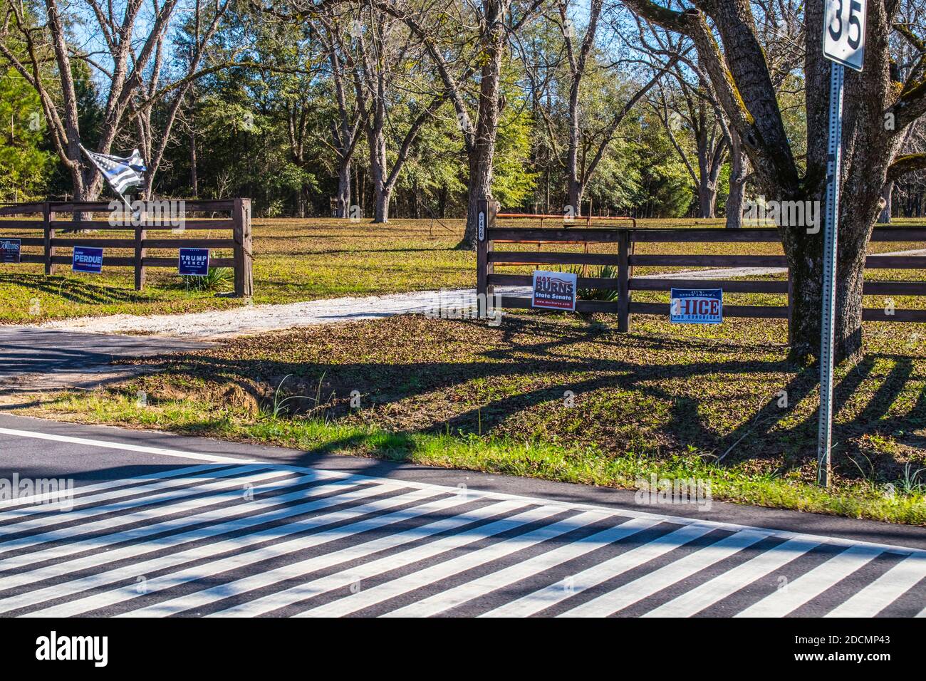 Augusta, GA / USA - 11 17 20: Wahlrasenschilder im ländlichen Süden Georgiens Stockfoto