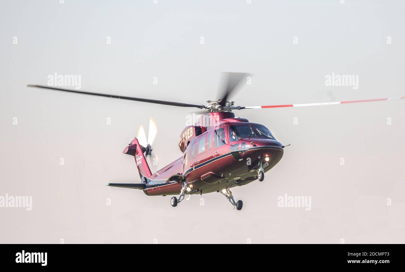 Sikorsky S-76C der Queens Flight landet an der University of Hertfordshire, Hatfield mit Prinz Andrew an Bord Stockfoto