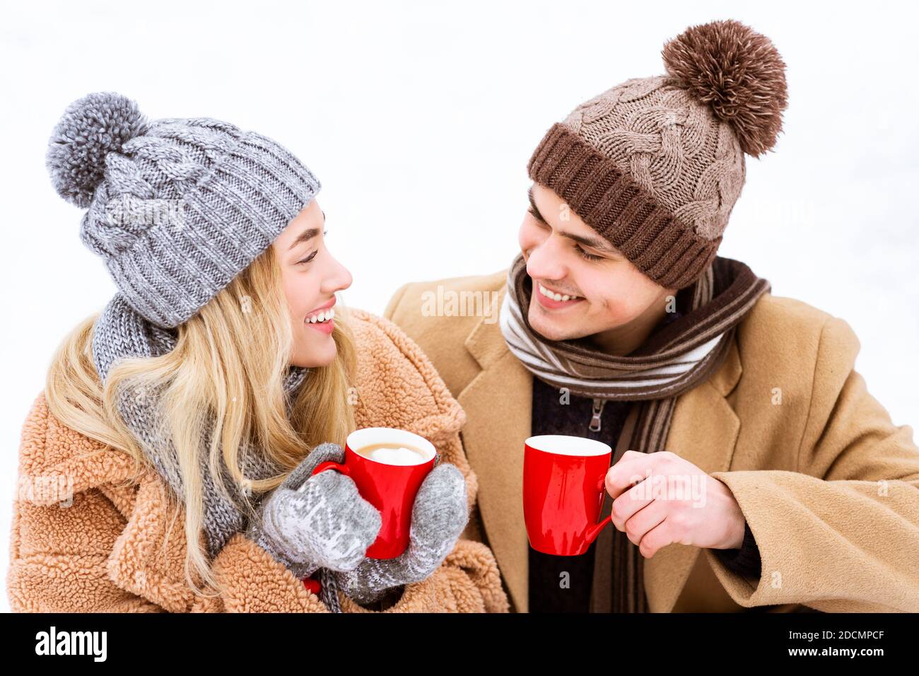 Romantisches Junges Paar In Winterkleidung Genießen Heiße Schokolade Mit Marshmallow Im Freien Stockfoto