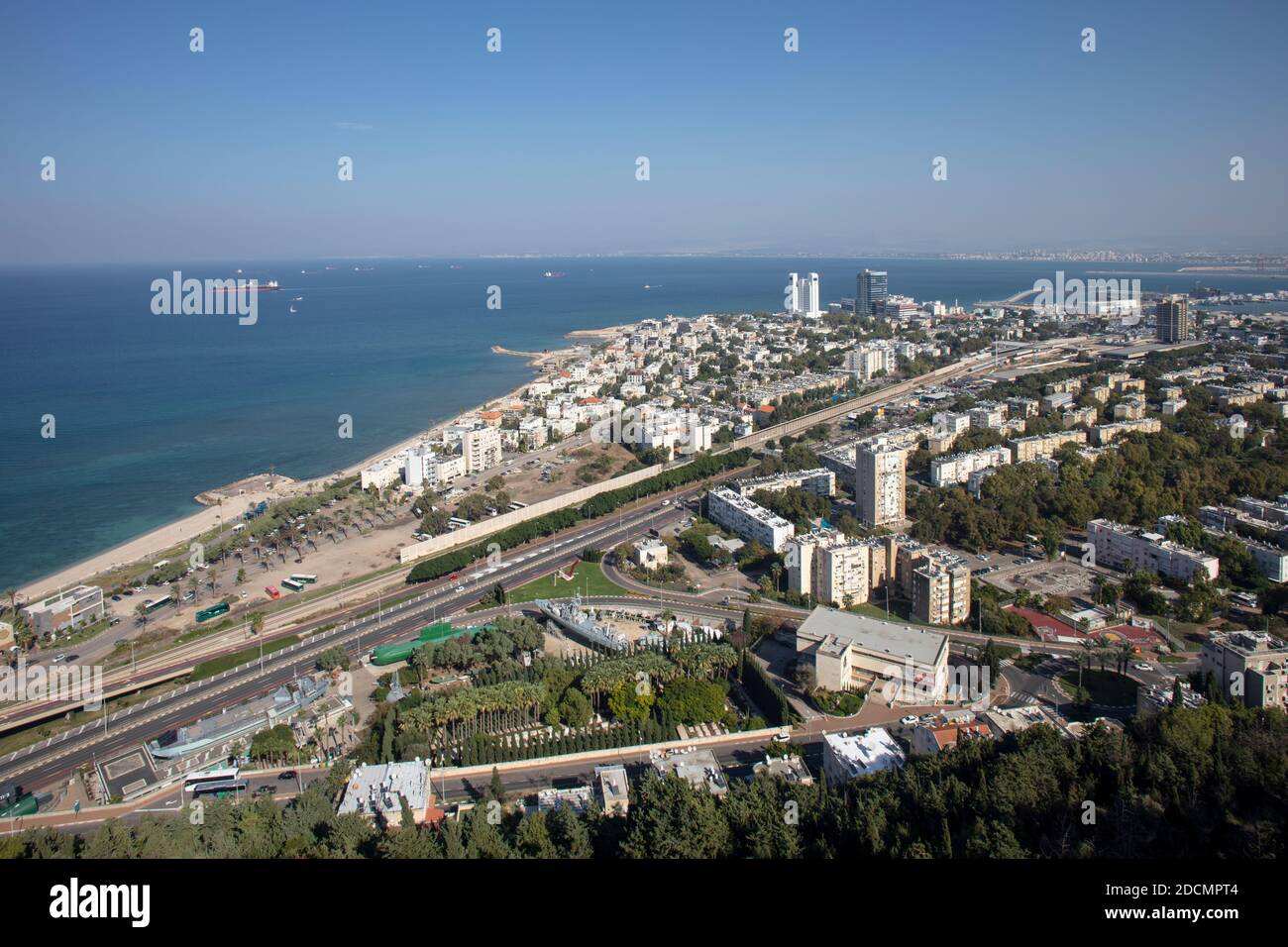 Haifa Israel - 19/11/20 Luftbild der Stadt von Haifa können Sie sehen, den Zug durch die Stadt und Im Hintergrund die Bucht und Acre Stockfoto