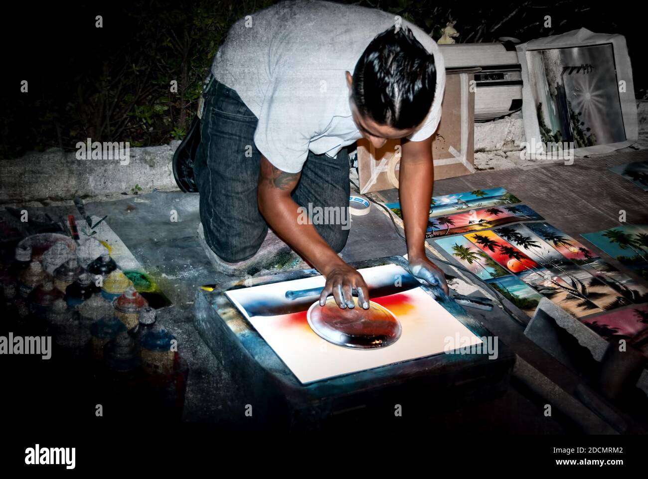 Urban Street Artist Arbeitet Mit Paint In Street Stockfoto