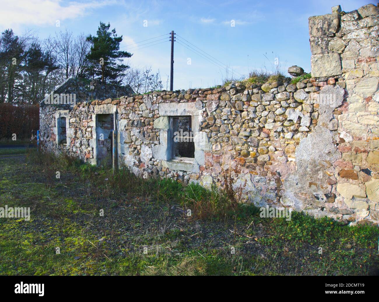 Dachlose Ruine eines einstöckigen Steinhauses in der Nähe von Kelso, Roxburghshire, Scottish Borders, Großbritannien. Stockfoto