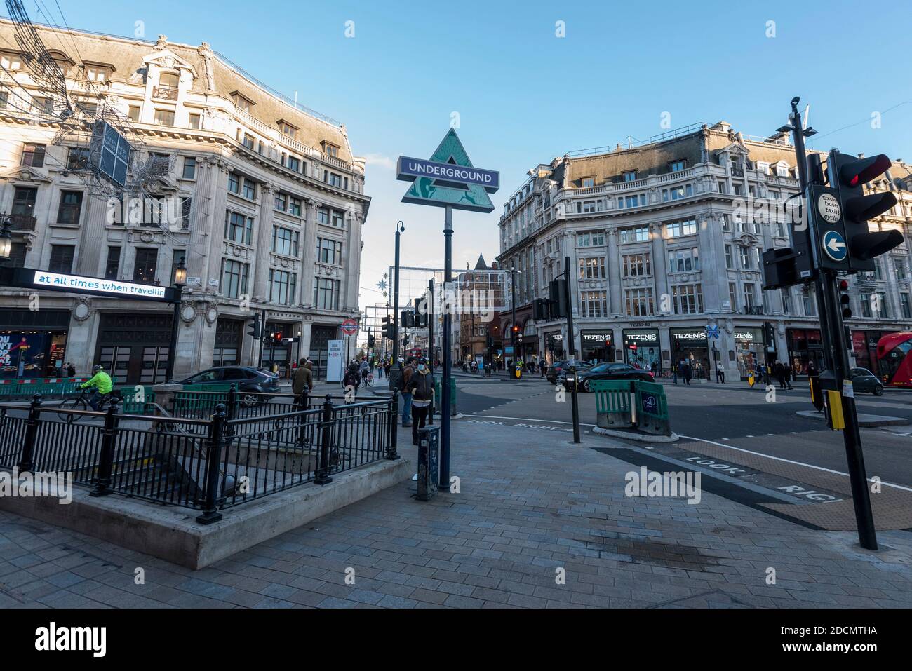 London, Großbritannien. 22. November 2020. Dekorierte Roundels für die neue Sony PlayStation PS5 im Oxford Circus. Kredit: Stephen Chung / Alamy Live Nachrichten Stockfoto