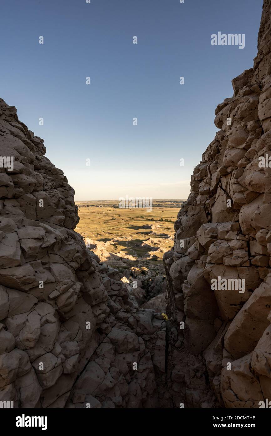Blick durch den Kanal von Badlands Hoodoos im Sommer Stockfoto