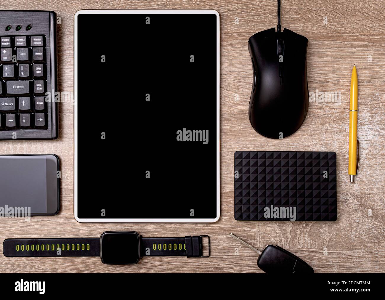 Tablet pc Smartphone Tastatur Maus und Festplatte auf einem Arbeitstisch  aus Holz als Stillleben Stockfotografie - Alamy