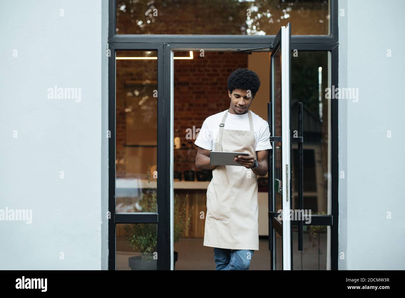 Neue normale und Eröffnung des Cafés nach covid-19 Quarantäne Stockfoto