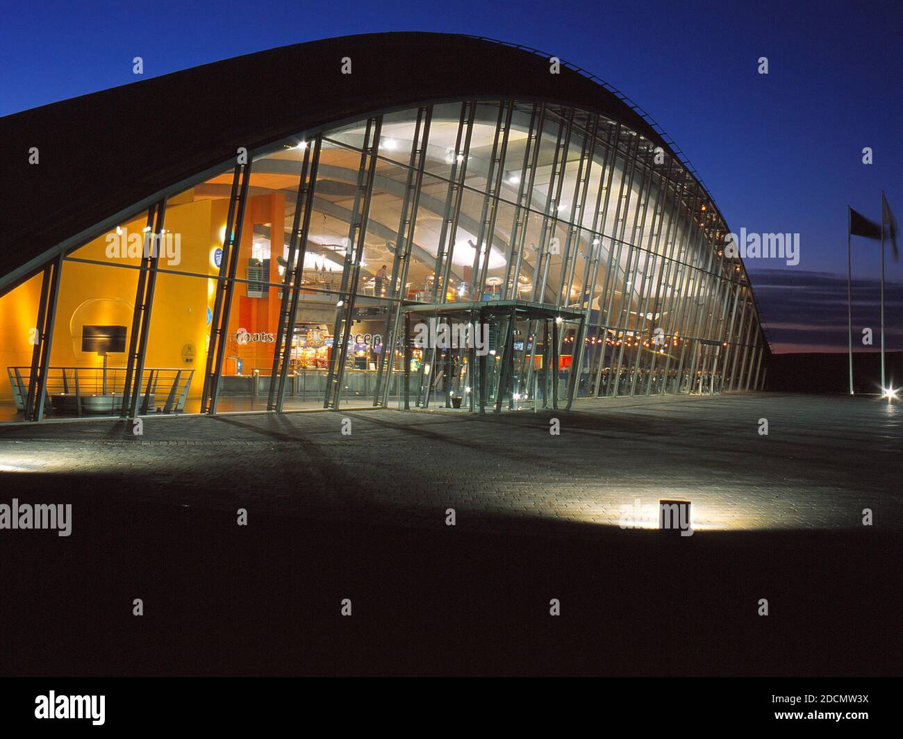 The Big Idea, Irvine, North Ayrshire, Scotland Opening Night März 2000) scanned 645 Slide : The Big Idea was a Science Centre. Auf der ehemaligen Produktionsstätte für Nobelexplosivstoffe auf der Halbinsel Ardeer wurde 2000 von der Millennium-Kommission ein neues Wissenschafts- und Lernzentrum geplant. Um die Geschichte der Erfindung und der Erfinder zu feiern.die große Idee in Irvine hatte große Bestrebungen – und kostete Millionen von Pfund öffentliches Geld, um aufzustehen und zu laufen. Sie schloss 2003 nach nur drei Jahren Betrieb. Stockfoto