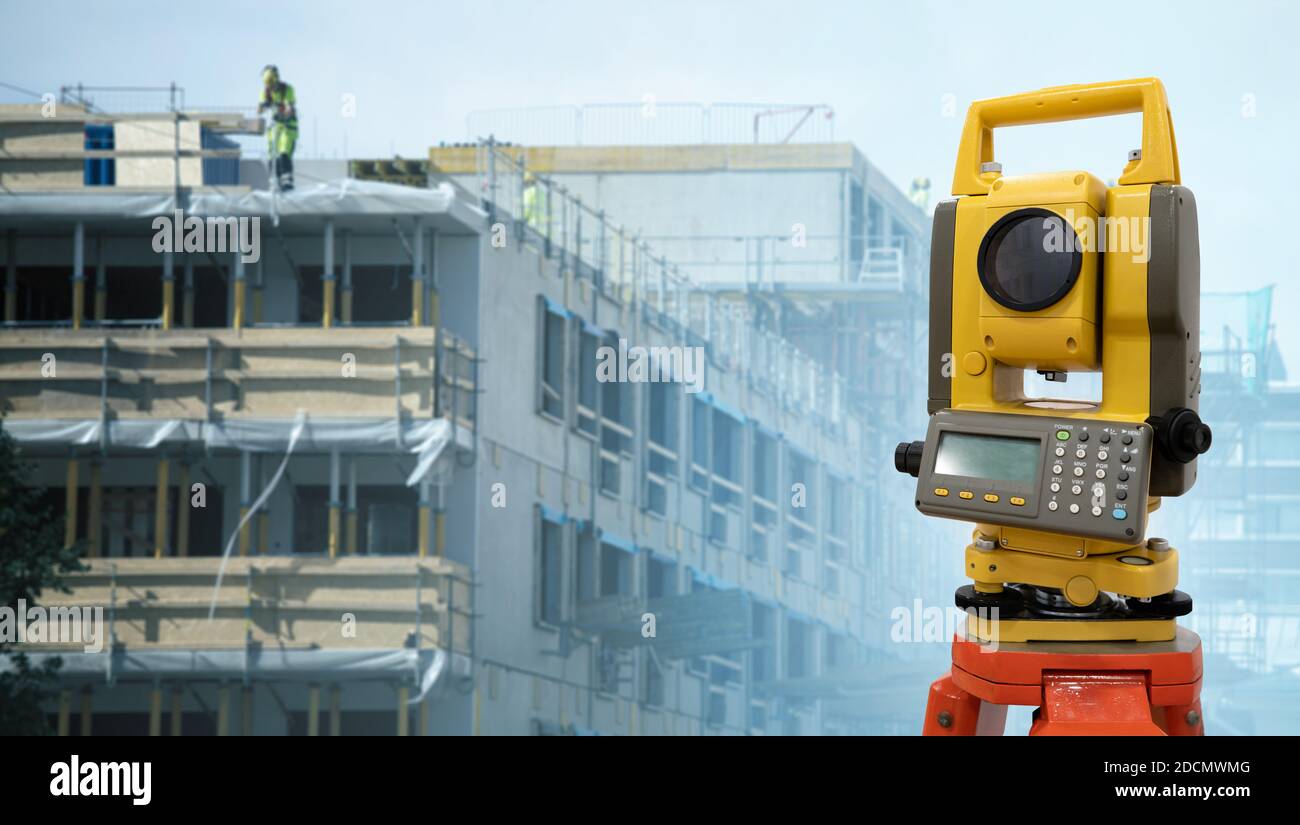 Total Positionierstation auf dem Hintergrund der Baustelle Stockfoto