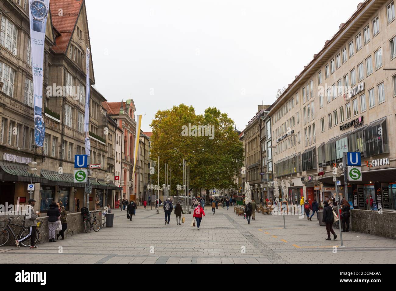 München, Bayern / Deutschland - 30. Oktober 2020: Blick auf die Kaufinger Straße. Beliebte Fußgängerzone - für Käufer und Touristen Stockfoto