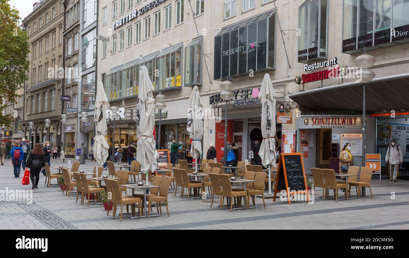 München, Bayern / Deutschland - 30. Okt 2020: Leerer Biergarten vor einem Restaurant. Gelegen in der Kaufinger Straße, der Hauptfußgängerzone von München Stockfoto