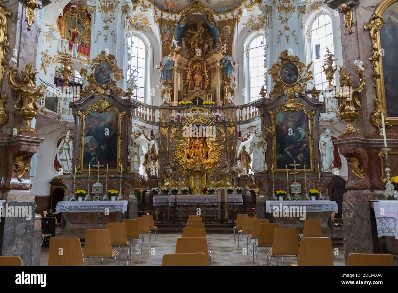 Andechs, Bayern / Deutschland - 2. Nov 2020: Innenansicht der Andechs Abteikirche. Die traditionellen Holzbänke wurden durch Stühle ersetzt. Dies ermöglicht c Stockfoto