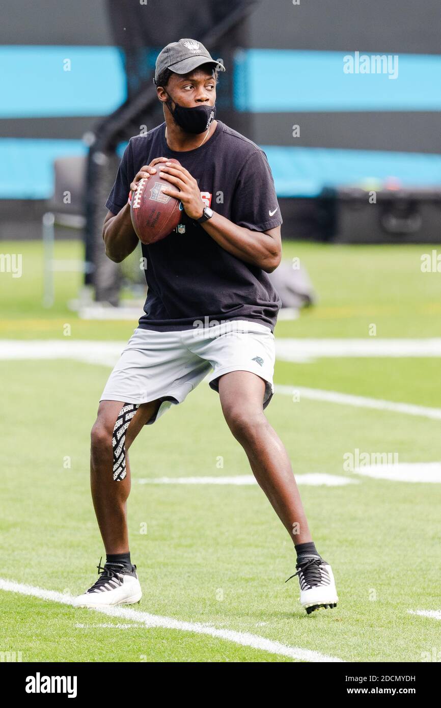 Charlotte, North Carolina, USA. November 2020. Carolina Panthers Quarterback Teddy Bridgewater (5) testet sein Knie vor dem NFL-Matchup im Bank of America Stadium in Charlotte, NC. (Scott Kinser/Cal Sport Media). Kredit: csm/Alamy Live Nachrichten Stockfoto