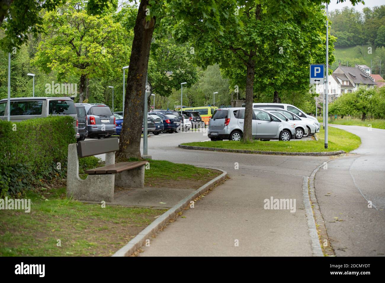 Verschiedene Autos auf dem Parkplatz des öffentlichen Schwimmbades der Gemeinschaft geparkt. Brugg Schweiz, 9. Mai 2019. Stockfoto