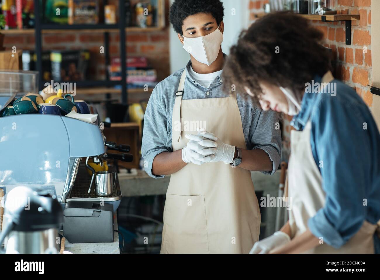 Soziale Distanzierung, neue Mitarbeiter und kleine Unternehmen während der COVID-19 Epidemie Stockfoto