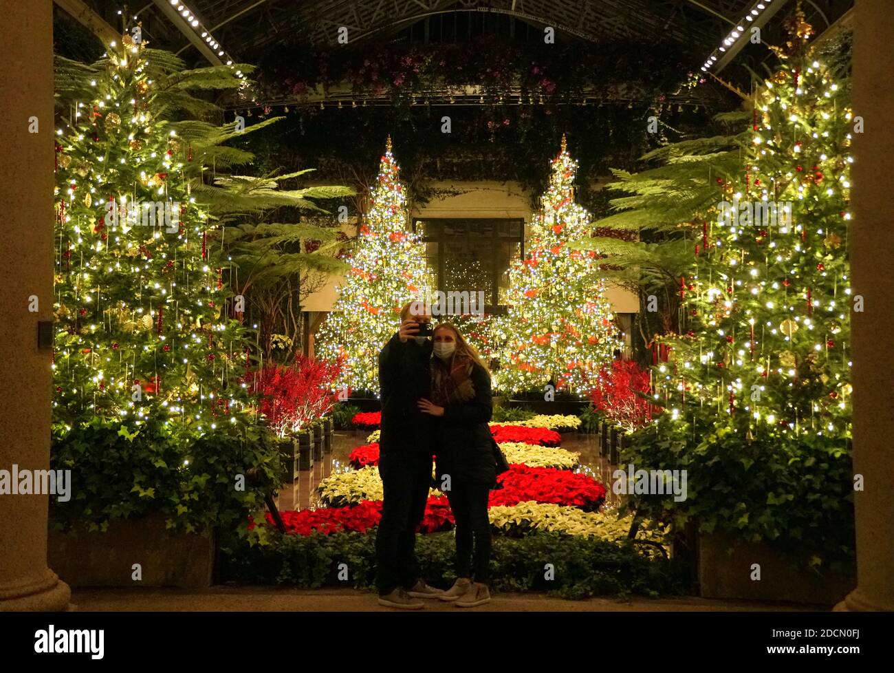 Kenneth Square, Pennsylvania, USA - 20. November 2020 - EIN Paar, das ein Foto mit dem Hintergrund eines Gartens mit Weihnachtsschmuck macht Stockfoto