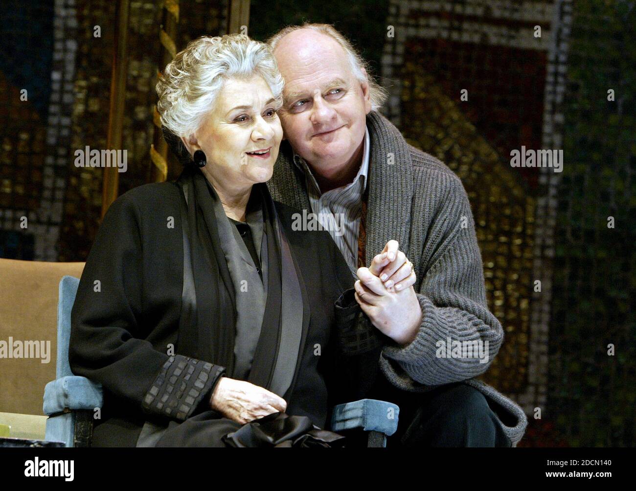 Joan Plowright (Signora Frola), Oliver Ford Davies (Lamberto Laudisi) in ABSOLUT! (Vielleicht) von Luigi Pirandello im Wyndhams Theatre, London WC2 20/05/2003 in einer neuen Version von Martin Sherman Bühnenbild & Regie: Franco Zeffirelli Kostüme: Raimonda Gaetani Beleuchtung, Andrew Bridge Musik: Jeremy Sams Stockfoto