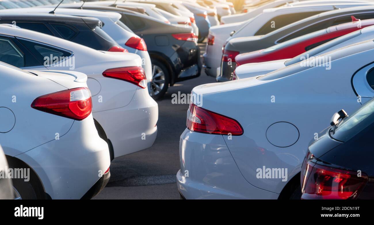 Autos in einer Reihe. Verkauf von Gebrauchtwagen Stockfoto