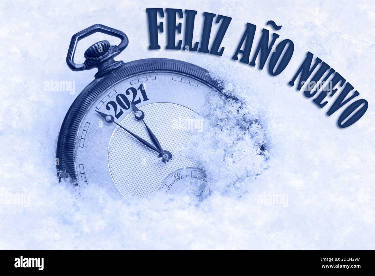 2021 Grußkarte, Happy New Year 2021, in spanischer Sprache, Feliz ano nuevo Text, Countdown bis Mitternacht, 2021 Neujahr, Uhr im Schnee, Spanien, Text Stockfoto