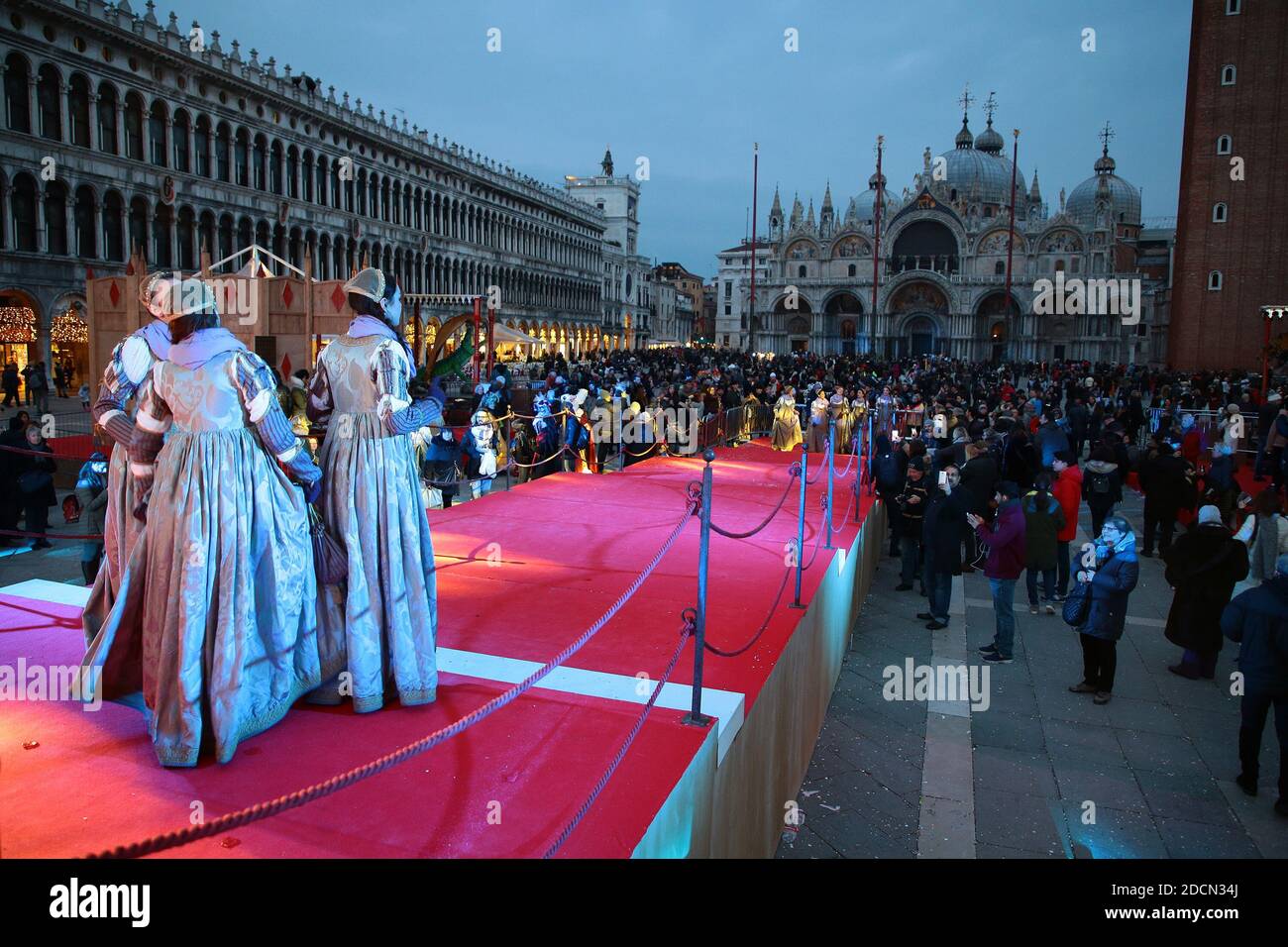 VENEDIG, ITALIEN - FEBRUAR 2018: Verschiedene Visionen des Karnevals von Venedig 2018 Stockfoto