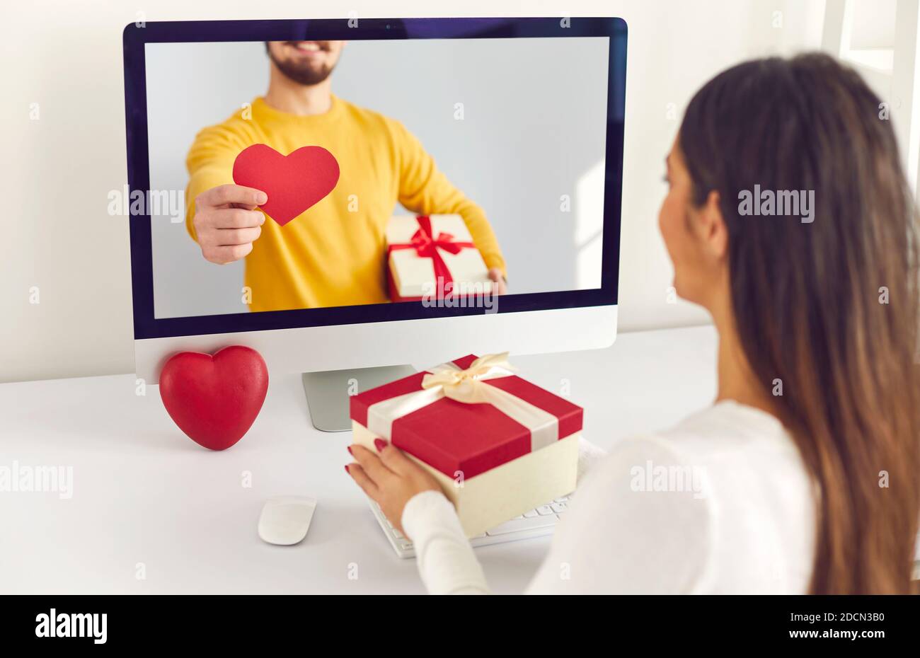 Paar in der Liebe Video ruft einander und mit virtuellen Datum am Valentinstag Stockfoto