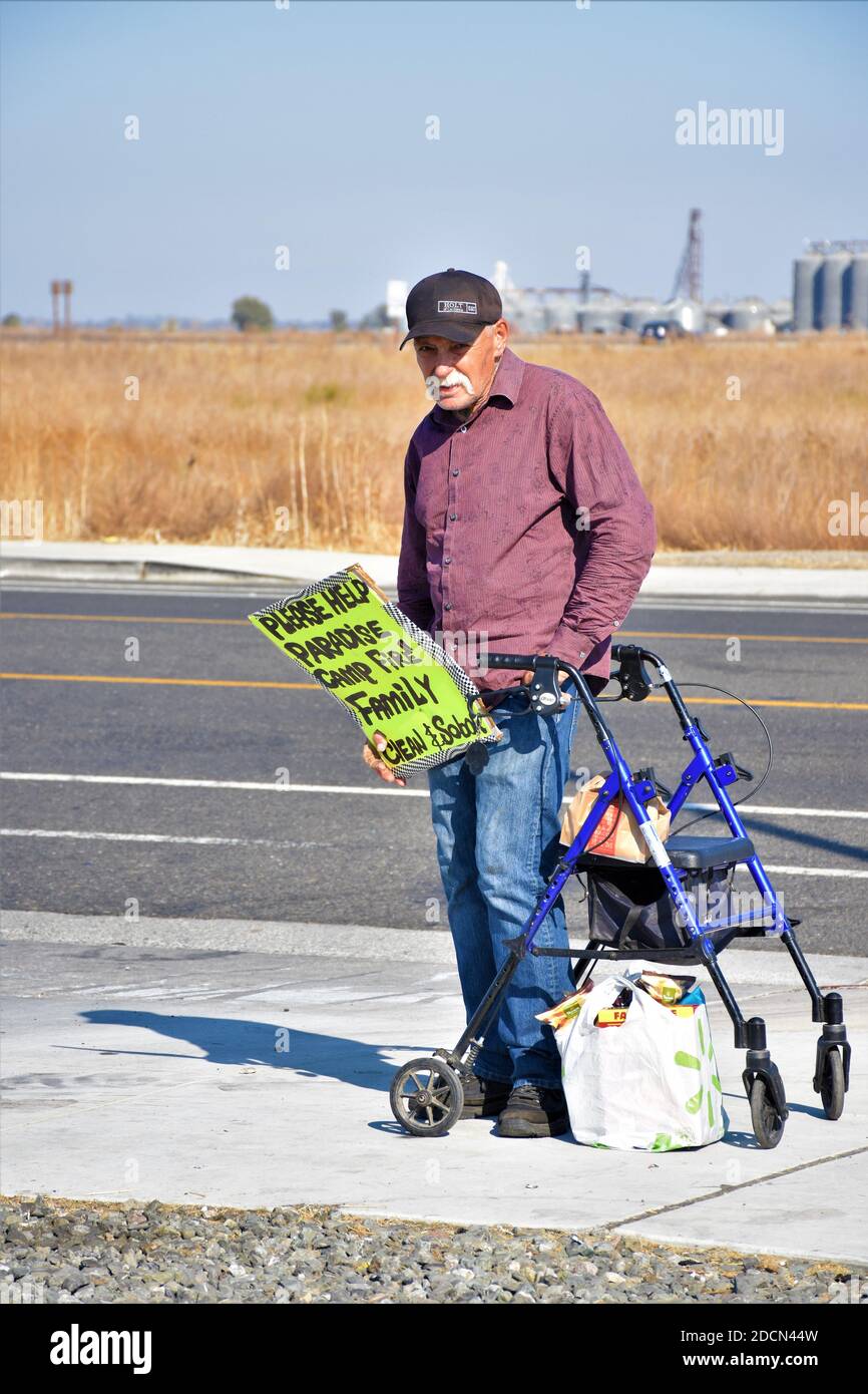 Leitender weißer Mann, der nach dem Betteln um Geld bettelt Alles im Feuer des Paradieses in Kaliforniens Dürrefeuer zu verlieren Verursacht durch PGE im Jahr 2019 Stockfoto