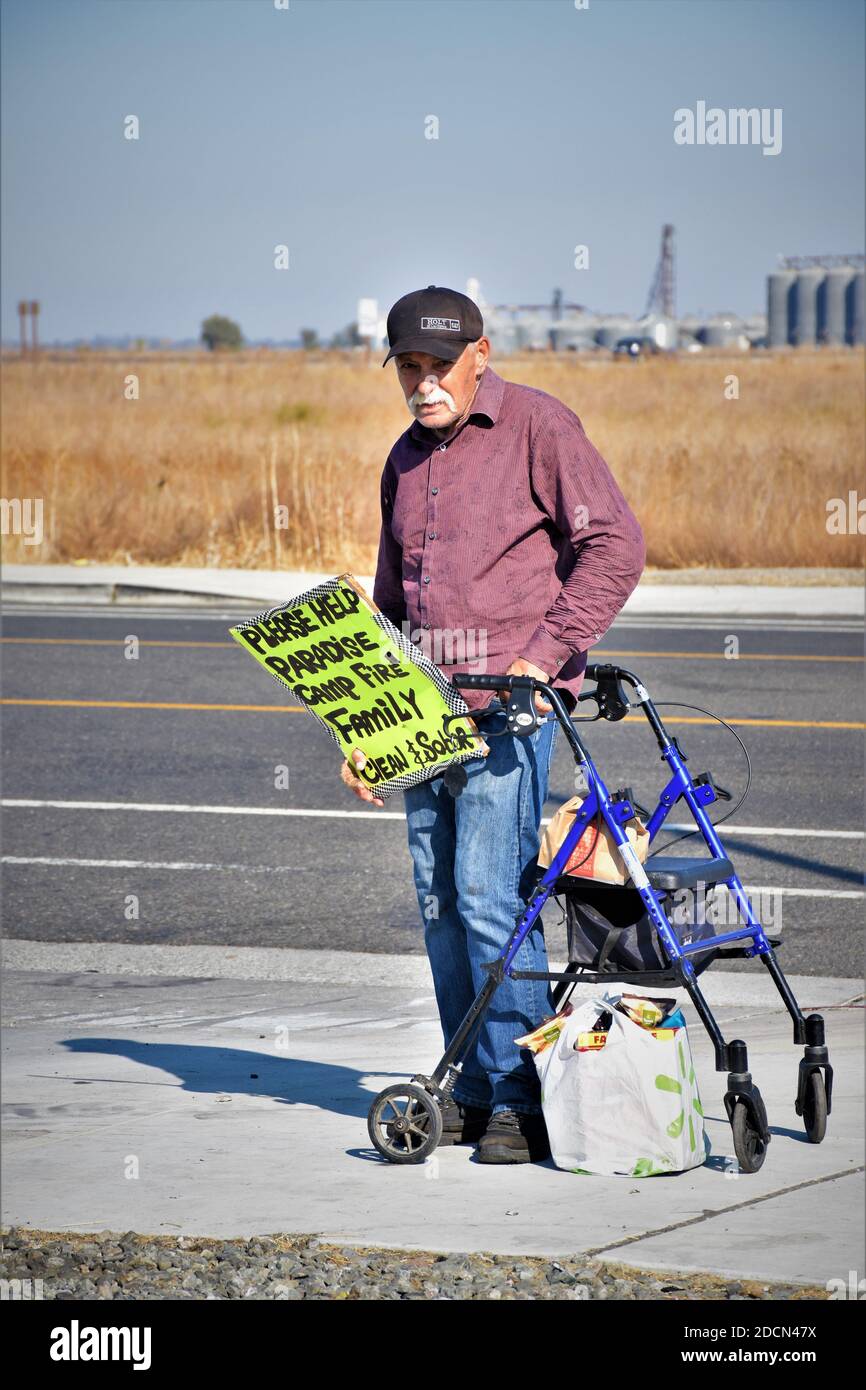 Leitender weißer Mann, der nach dem Betteln um Geld bettelt Alles im Feuer des Paradieses in Kaliforniens Dürrefeuer zu verlieren Verursacht durch PGE im Jahr 2019 Stockfoto