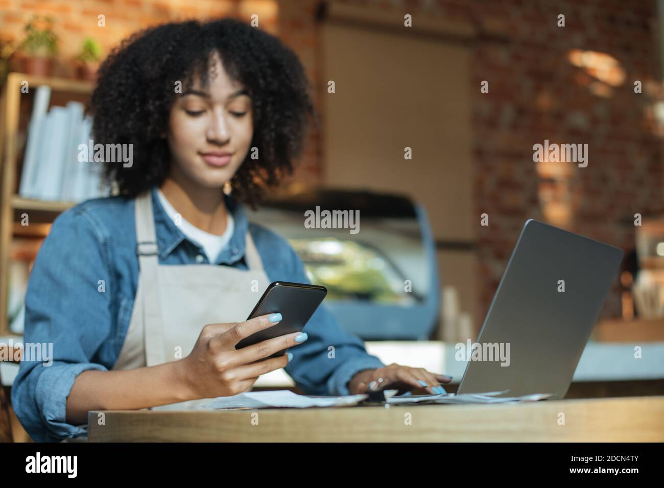 Soziale Distanzierung, Online-Bestellung zum Mitnehmen und Arbeit während der Coronavirus-Pandemie Stockfoto