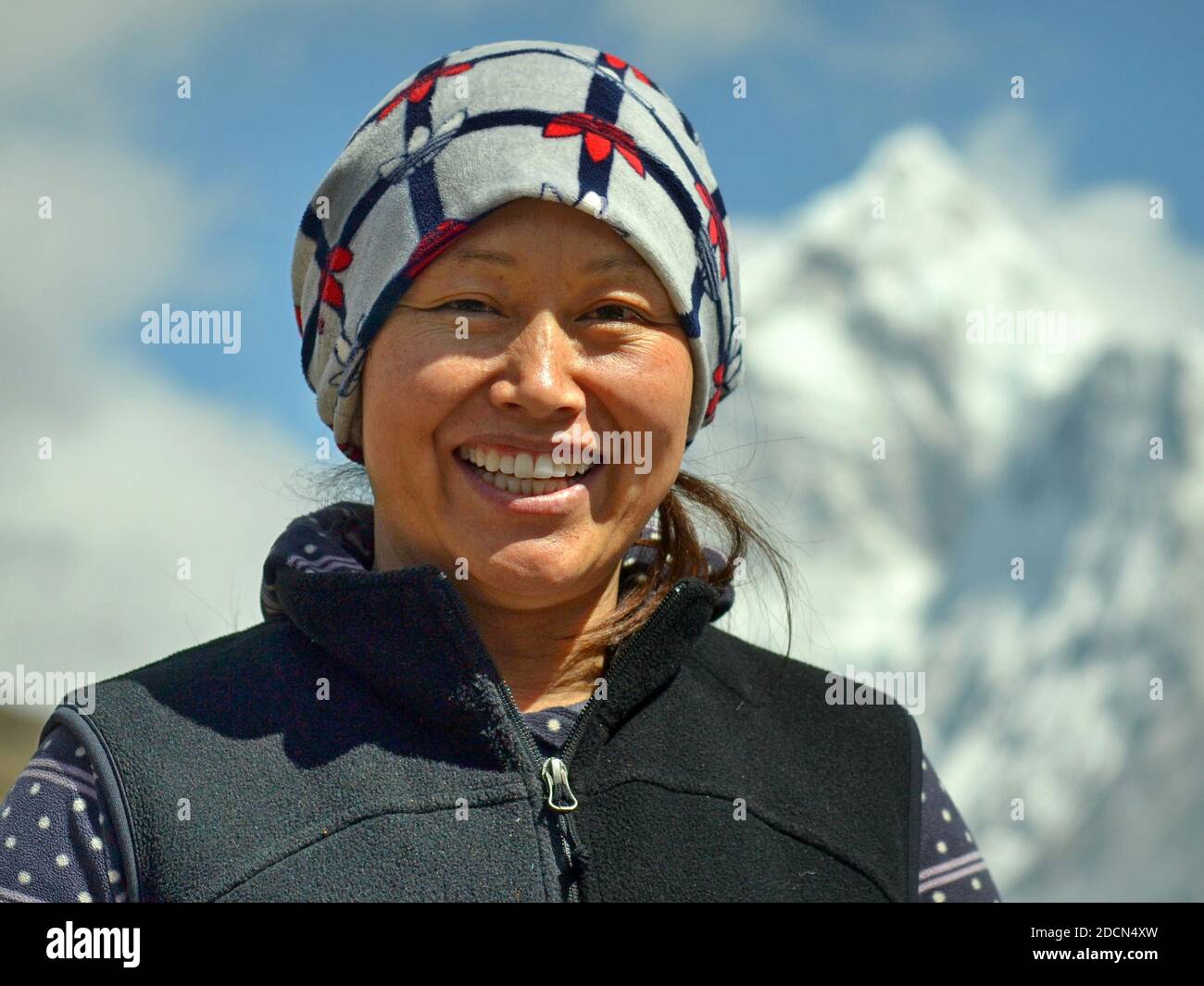 Die junge nepalesische SherpaFrau aus dem Himalaya lächelt für die