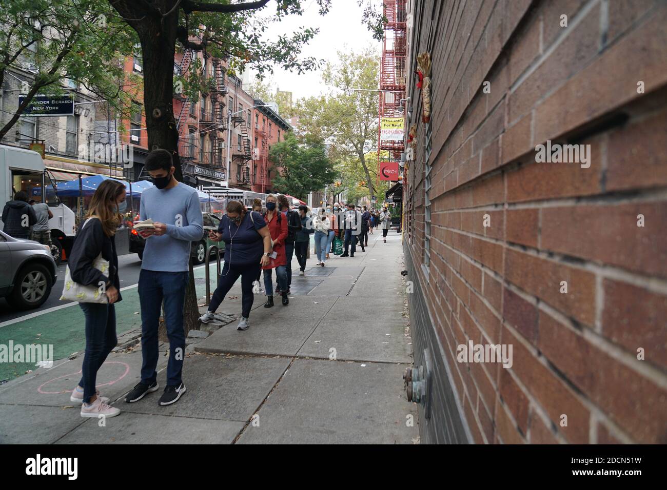 NEW YORK - 24. Oktober 2020: 1. Tag der frühen Abstimmung in NYC. Leute warten auf Linie in so Ho, Stockfoto