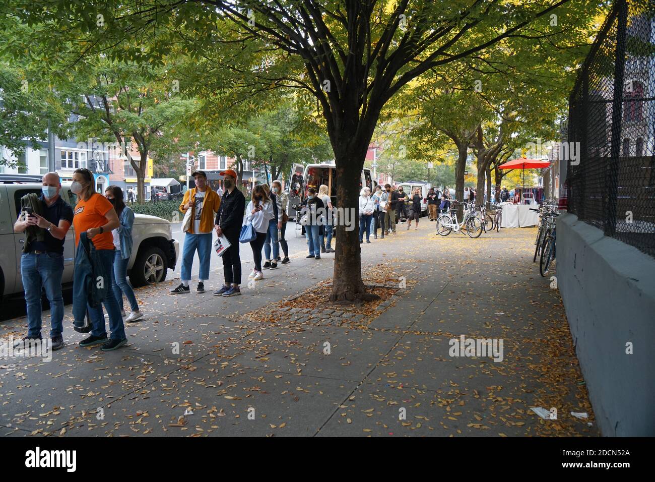 NEW YORK - 24. Oktober 2020: 1. Tag der vorzeitigen Abstimmung. Die Leute in so Ho warten auf die Abstimmung. Stockfoto