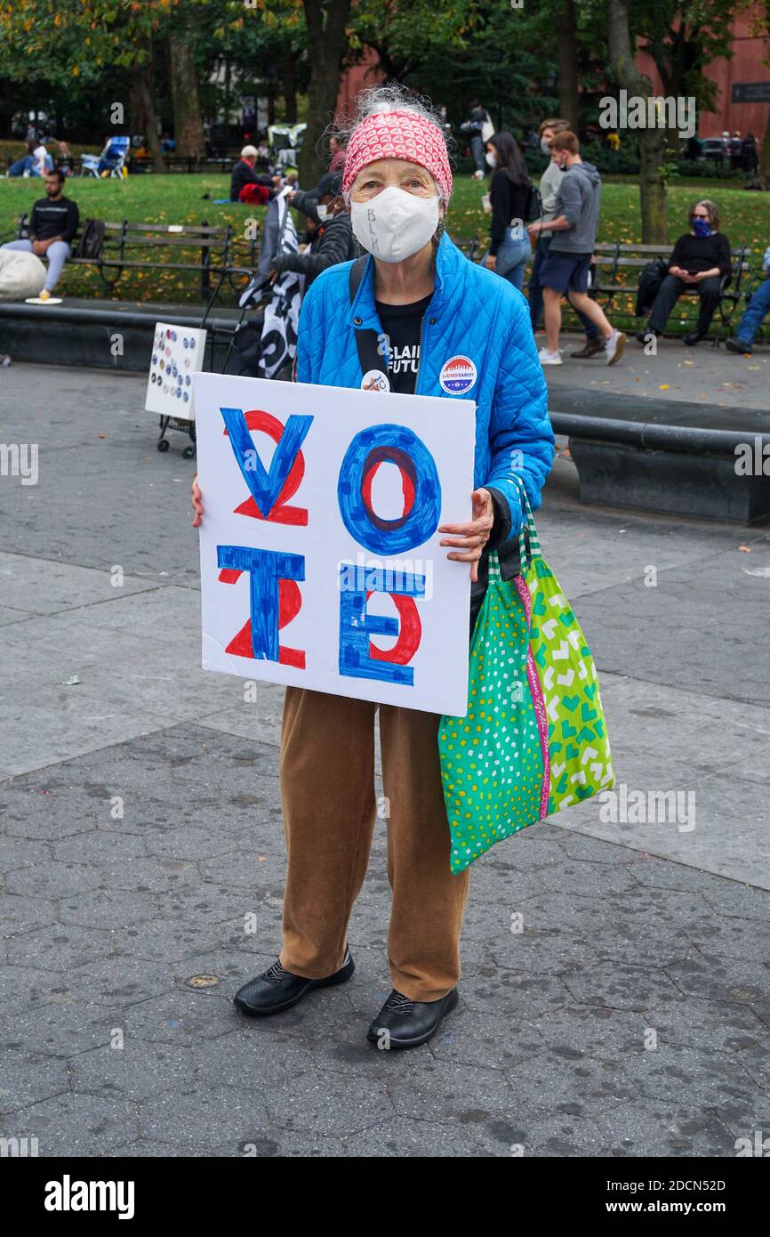 NEW YORK - 24. Oktober 2020: Ältere Frau mit einem Votum 2020 Zeichen im Park. Stockfoto