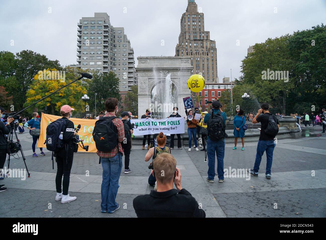 NEW YORK - 24. Oktober 2020: Aktivisten im Washington Square Park ermutigen zu Wahlen Stockfoto