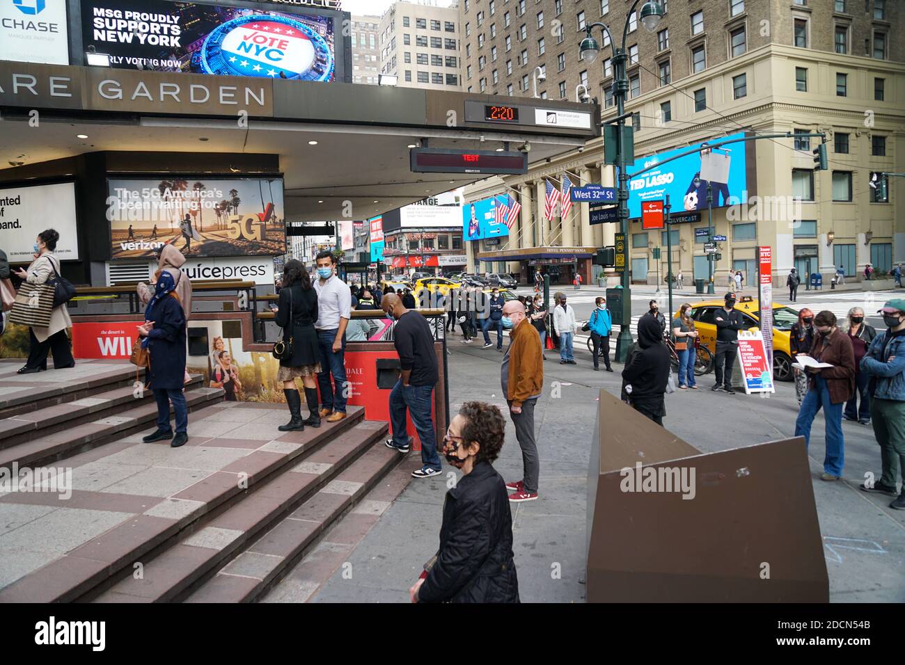 NEW YORK - 24. Oktober 2020: Die Leute warten am Madison Square Garden auf den ersten Tag der frühen Abstimmung Stockfoto