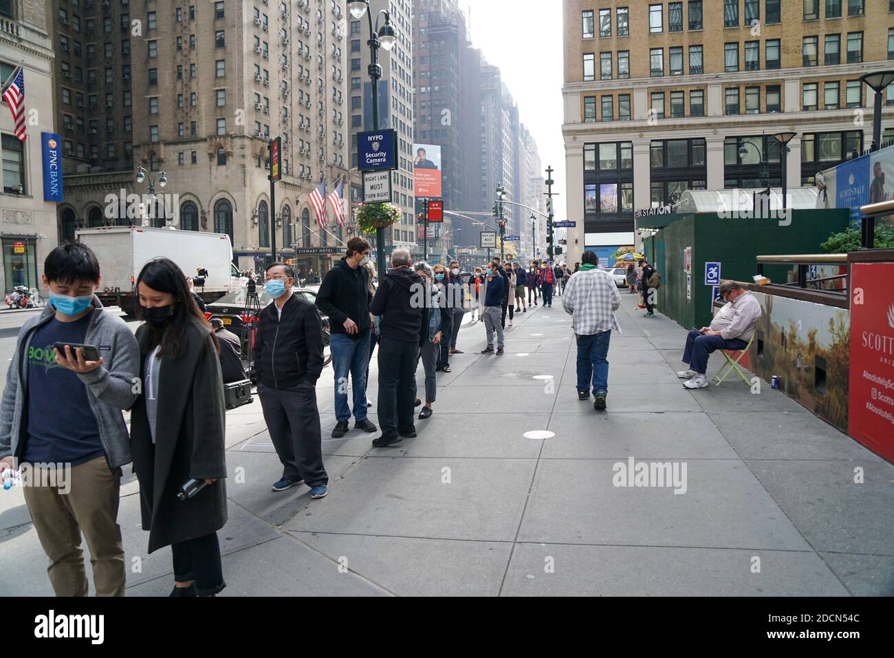 NEW YORK - 24. Oktober 2020: Die Leute warten am Madison Square Garden auf den ersten Tag der frühen Abstimmung Stockfoto