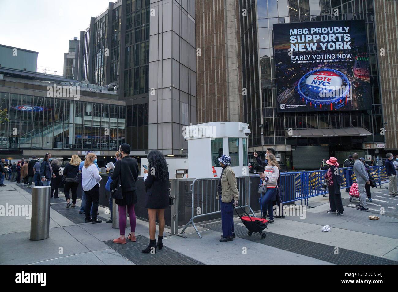NEW YORK - 24. Oktober 2020: Die Leute warten am Madison Square Garden auf den ersten Tag der frühen Abstimmung Stockfoto