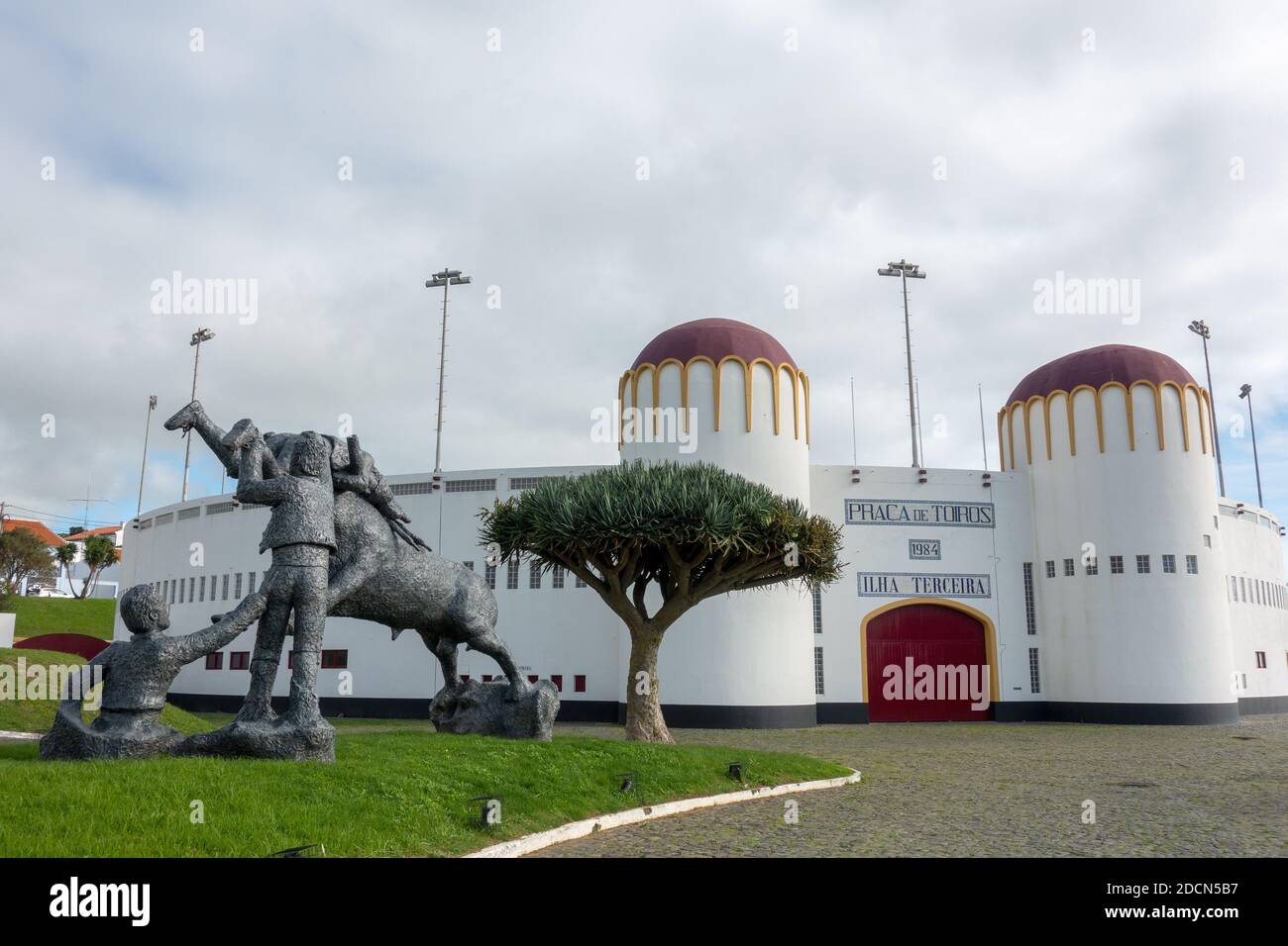 Praca De Toiros Forcados Portugiesische Stierkämpfer Statue In Angra Do Heroismo Stierkampfarena Terceira Insel Die Azoren Portugal Stockfoto