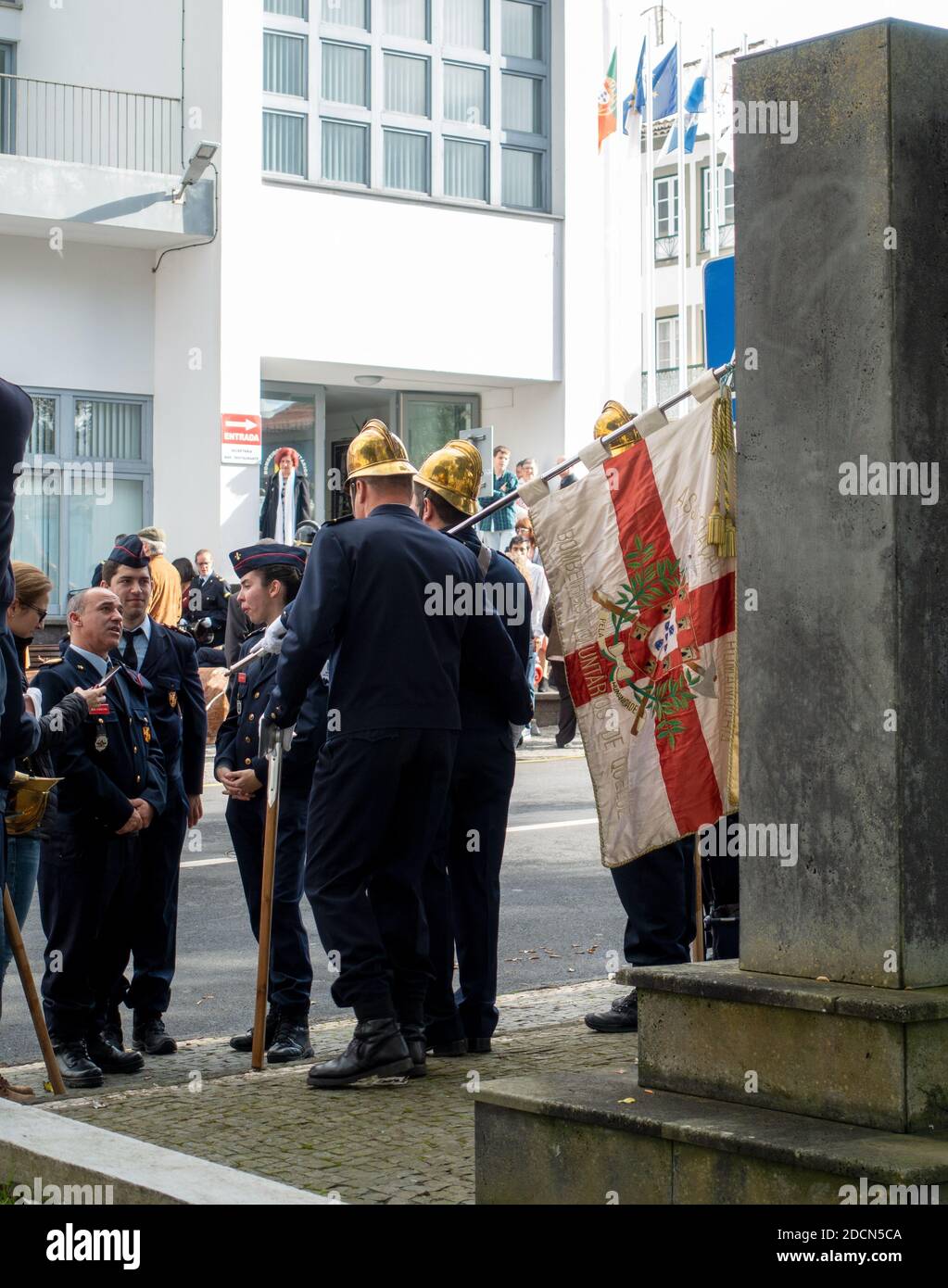 Freiwillige Feuerwehrleute In Parade Uniformen Außerhalb Der Angra Do Heroismo Feuerwache Auf Der Insel Terceira Die Azoren Portugal Stockfoto