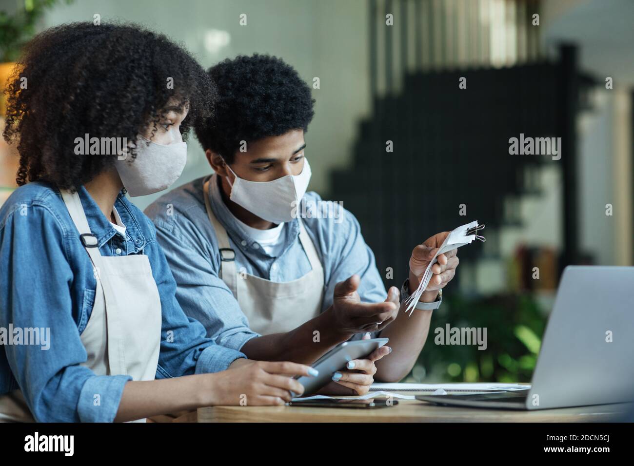 Geldprobleme in der Wirtschaft während COVID-19 Epidemie und Rechnungen bezahlen Stockfoto